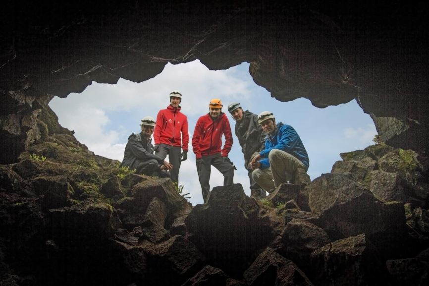 The entrance to the Leiðarendi lava cave
