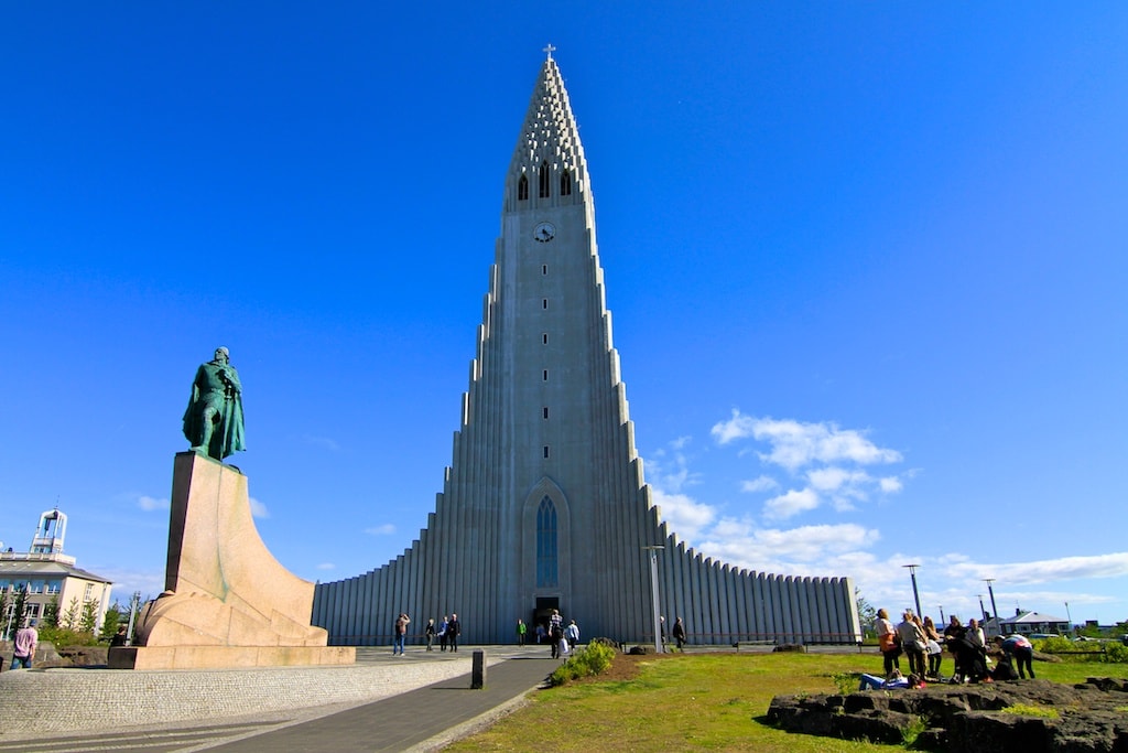 Hallgrímskirkja church and Leifur the lucky one